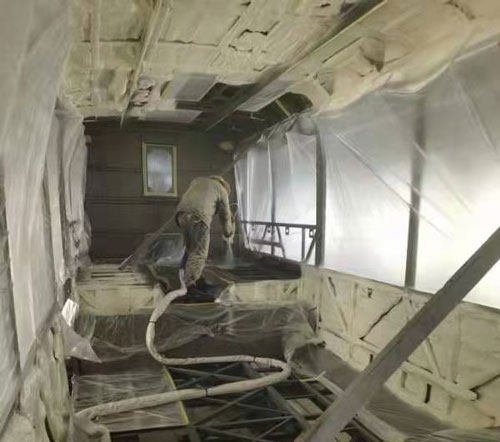 聚氨酯噴涂機 車廂頂棚保溫隔熱(圖4) 車廂頂棚保溫隔熱聚氨酯噴涂發泡現場